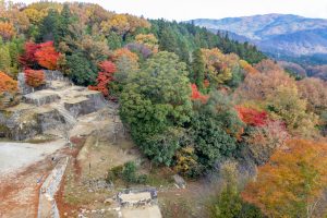 苗木城跡、紅葉。11月秋、岐阜県中津川市市の観光・撮影スポットの名所