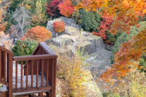 苗木城跡、紅葉。11月秋、岐阜県中津川市市の観光・撮影スポットの名所