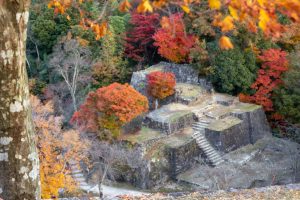 苗木城跡、紅葉。11月秋、岐阜県中津川市市の観光・撮影スポットの名所