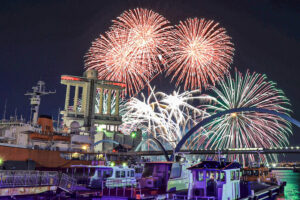 名港水上芸術花火、名古屋港ガーデンふ頭、8月夏、名古屋市港区の観光・撮影スポットの画像と写真