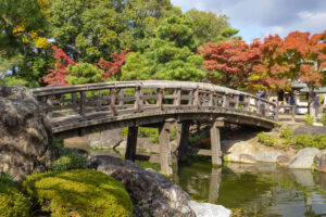 白鳥庭園、紅葉、11月、秋、名古屋市熱田区の観光・撮影スポットの画像と写真