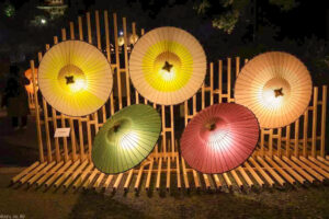岐阜公園、ぎふ灯り物語、ライトアップ、和傘、１２月冬、岐阜県岐阜市の観光・撮影スポットの名所
