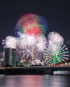 名港水上芸術花火、名古屋港ガーデンふ頭、8月夏、名古屋市港区の観光・撮影スポットの画像と写真