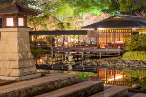 白鳥庭園、観楓会、紅葉、ライトアップ、11月、秋、名古屋市熱田区の観光・撮影スポットの画像と写真
