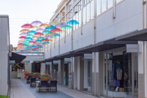星ヶ丘テラス・アンブレラフラワー・５月の夏、名古屋市千種区の観光・撮影スポットの写真や画像