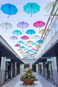 星ヶ丘テラス・アンブレラフラワー・５月の夏、名古屋市千種区の観光・撮影スポットの写真や画像