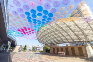 カリアンブレラ、カラフルな傘、5月夏、愛知県刈谷市の観光・撮影スポットの名所
