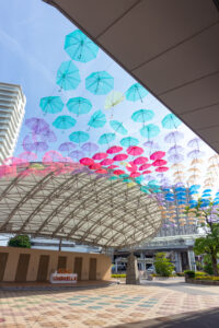 カリアンブレラ、カラフルな傘、5月夏、愛知県刈谷市の観光・撮影スポットの名所