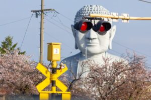 布袋の大仏、踏切のサングラス、桜、3月の春の花、愛知県岩倉市の観光・撮影スポットの名所