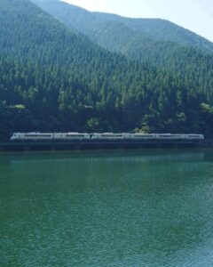 下原ダム見晴らし、鉄道、夏景色、水景色、7月夏、岐阜県下呂市の観光・撮影スポットの名所