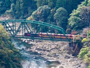 保津峡展望台、トロッコ列車、嵯峨野観光鉄道、嵐山-高雄パークウエイ、11月秋、京都府京都市の観光・撮影スポットの名所