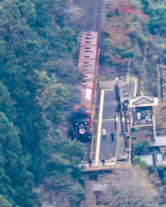 保津峡展望台、トロッコ列車、嵯峨野観光鉄道、嵐山-高雄パークウエイ、11月秋、京都府京都市の観光・撮影スポットの名所