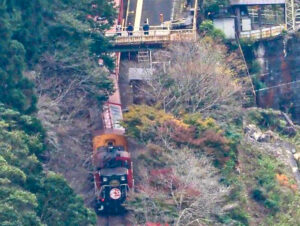 保津峡展望台、トロッコ列車、嵯峨野観光鉄道、嵐山-高雄パークウエイ、11月秋、京都府京都市の観光・撮影スポットの名所