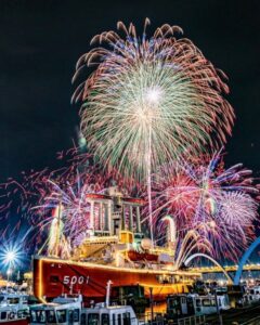 名港水上芸術花火、名古屋港ガーデンふ頭、8月夏、名古屋市港区の観光・撮影スポットの画像と写真