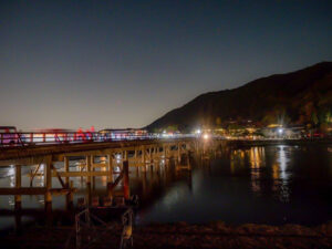 嵯峨嵐山 渡月橋、紅葉ライトアップ、日本庭園、11月秋、京都府京都市の観光・撮影スポットの名所