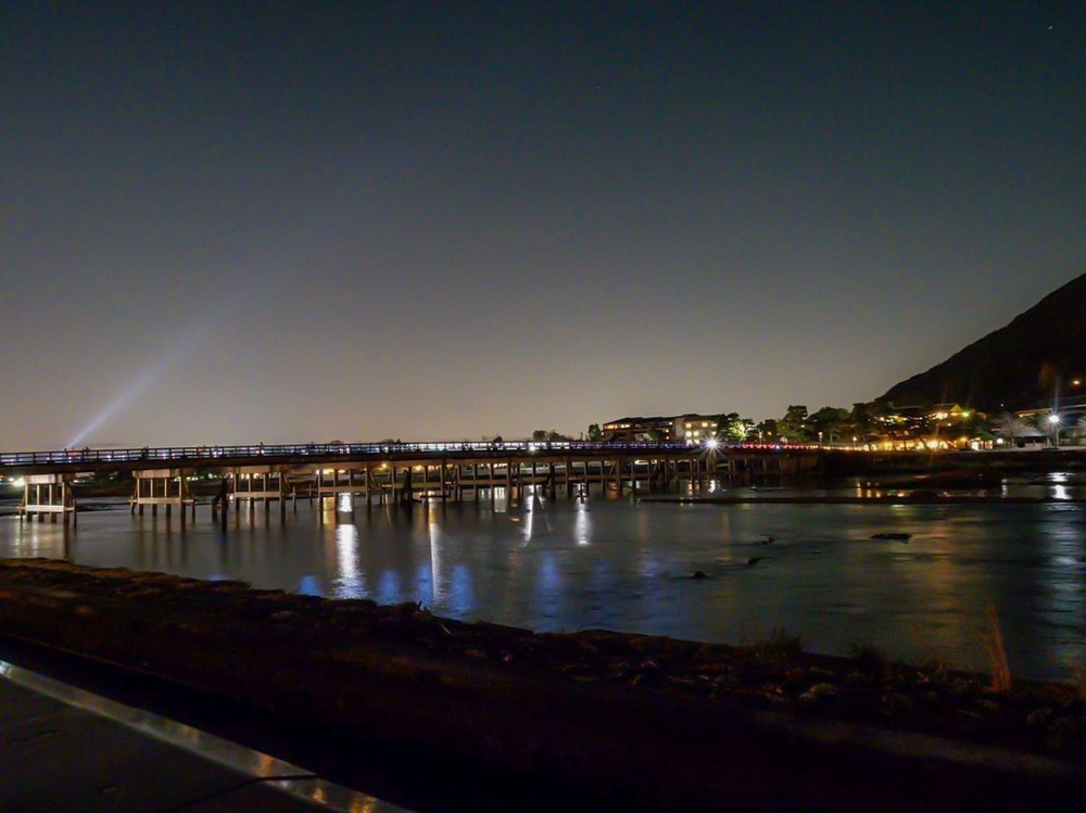 嵯峨嵐山 渡月橋、紅葉ライトアップ、日本庭園、11月秋、京都府京都市の観光・撮影スポットの名所