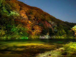 嵯峨嵐山 渡月橋、紅葉ライトアップ、日本庭園、11月秋、京都府京都市の観光・撮影スポットの名所