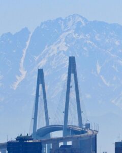 新湊大橋、奈呉の浦大橋、立山連峰、4月、富山県射水市の観光・撮影スポットの名所