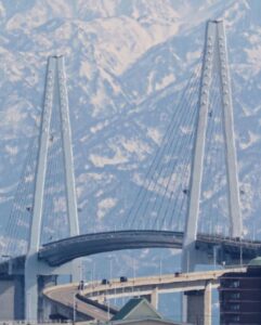新湊大橋 ・海王丸パーク、立山連峰、４月春、富山県射水市の観光・撮影スポットの名所
