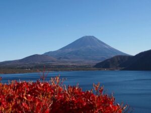 本栖湖 中ノ倉峠、富士山、11月秋、山梨県南都留郡の観光・撮影スポットの名所