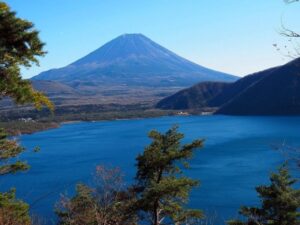 本栖湖 中ノ倉峠、富士山、11月秋、山梨県南都留郡の観光・撮影スポットの名所