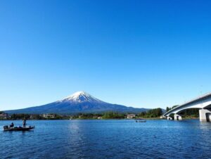 産屋ヶ崎神社 、富士山・河口湖、４月春、山梨県南都留郡の観光・撮影スポットの名所
