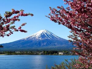 産屋ヶ崎神社 、富士山・河口湖、４月春、山梨県南都留郡の観光・撮影スポットの名所
