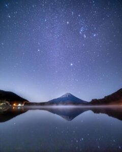 精進湖 、他手合浜、富士山、星空、12月冬、山梨県南都留郡の観光・撮影スポットの名所