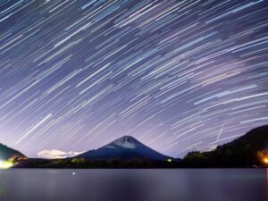 精進湖 、他手合浜、富士山、星空、4月春、山梨県南都留郡の観光・撮影スポットの名所