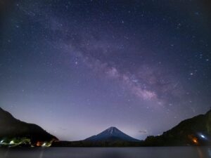 精進湖 、他手合浜、富士山、星空、4月春、山梨県南都留郡の観光・撮影スポットの名所