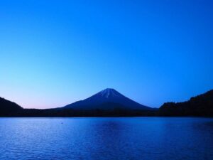 精進湖 、他手合浜、富士山、4月春、山梨県南都留郡の観光・撮影スポットの名所
