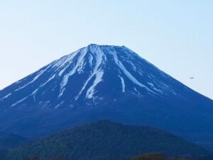 精進湖 、他手合浜、富士山、4月春、山梨県南都留郡の観光・撮影スポットの名所