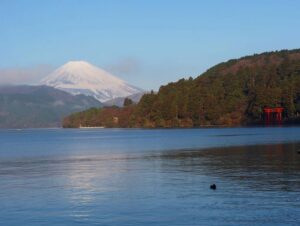 芦ノ湖・富士山 ・元箱根港、箱根神社の鳥居、12月冬、神奈川県足柄下郡の観光・撮影スポットの名所