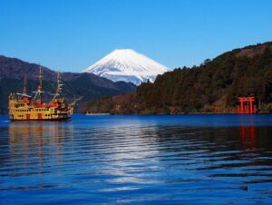 芦ノ湖・富士山 ・海賊船・元箱根港、箱根神社の鳥居、12月冬、神奈川県足柄下郡の観光・撮影スポットの名所