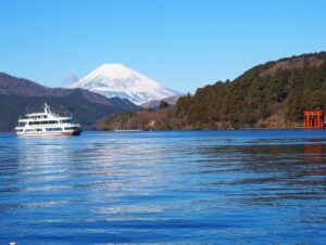 芦ノ湖・富士山 ・海賊船・元箱根港、箱根神社の鳥居、12月冬、神奈川県足柄下郡の観光・撮影スポットの名所