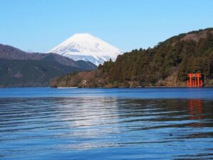 芦ノ湖・富士山 ・元箱根港、箱根神社の鳥居、12月冬、神奈川県足柄下郡の観光・撮影スポットの名所