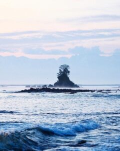 雨晴海岸 、女岩、立山連峰、4月春、富山県高岡市の観光・撮影スポットの名所