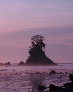 雨晴海岸 、女岩、立山連峰、朝日、4月春、富山県高岡市の観光・撮影スポットの名所