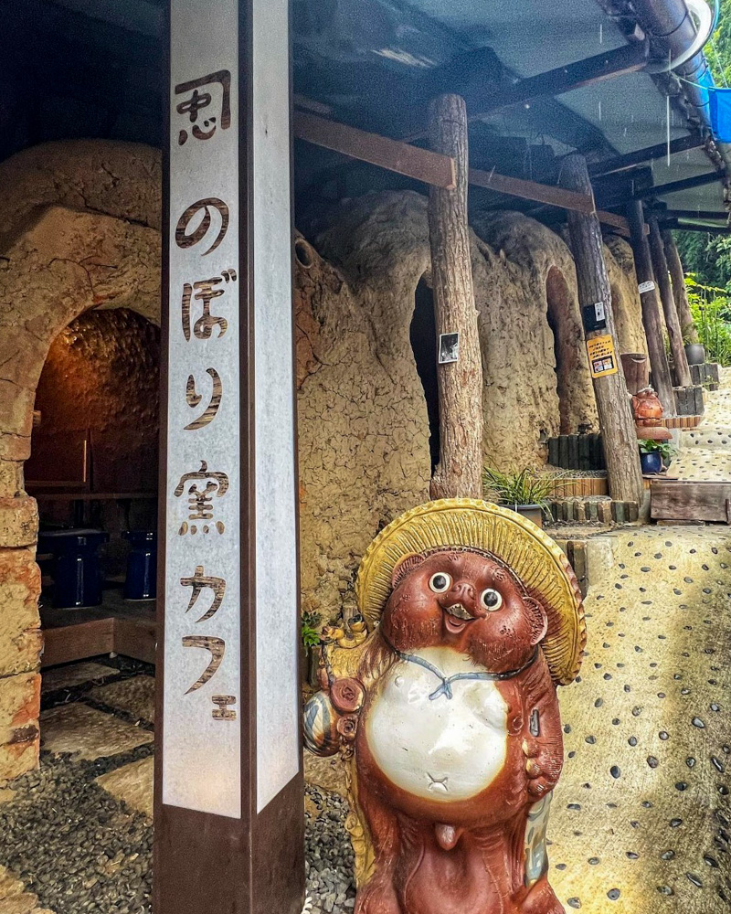 信楽焼タヌキ、7月夏、滋賀県甲賀市の観光・撮影スポットの名所