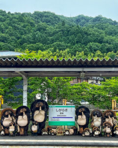 信楽焼タヌキ、信楽駅、7月夏、滋賀県甲賀市の観光・撮影スポットの名所