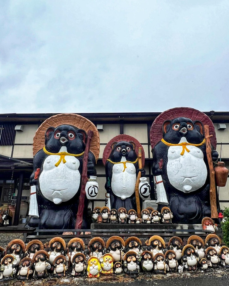 信楽陶苑たぬき村、7月夏、滋賀県甲賀市の観光・撮影スポットの名所