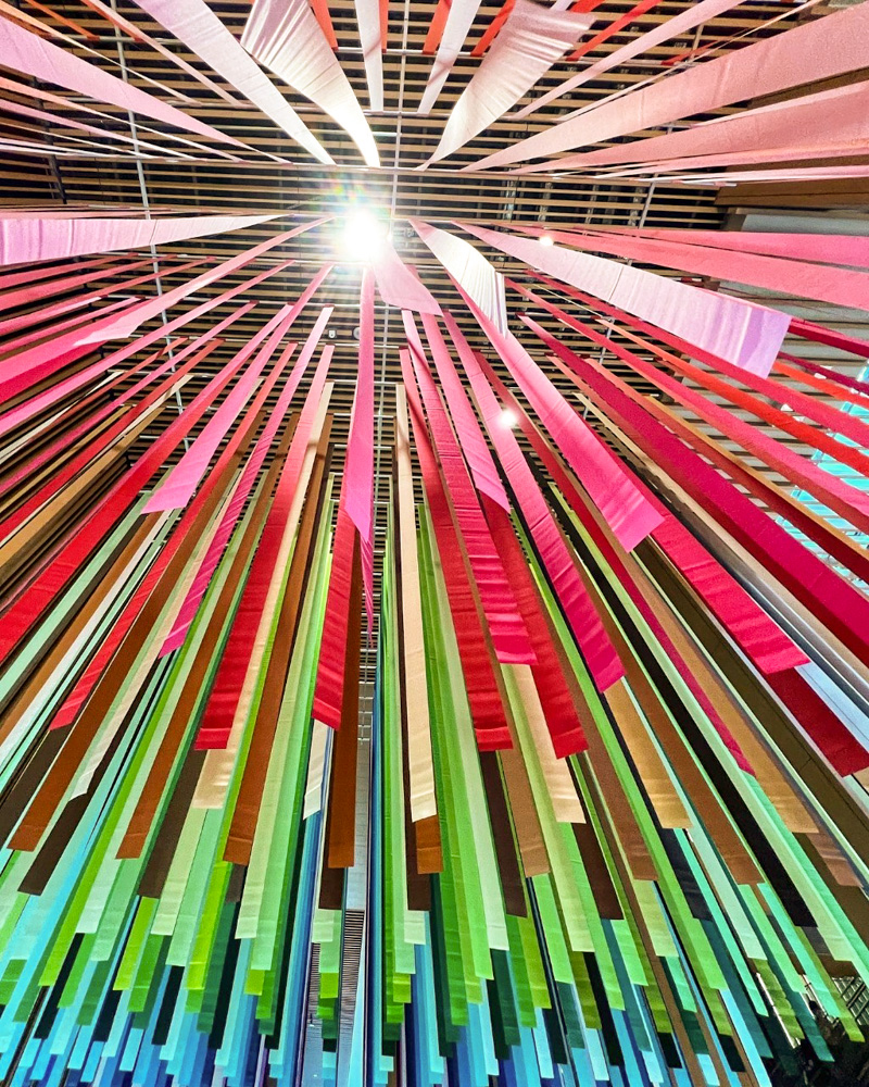 名古屋KITTE 「ＡＲＴ　ＴＯＵＣＨ　～色彩～」エマニュエル・ムホー「100 colors no.38」7月夏、名古屋市中村区の観光・撮影スポットの名所