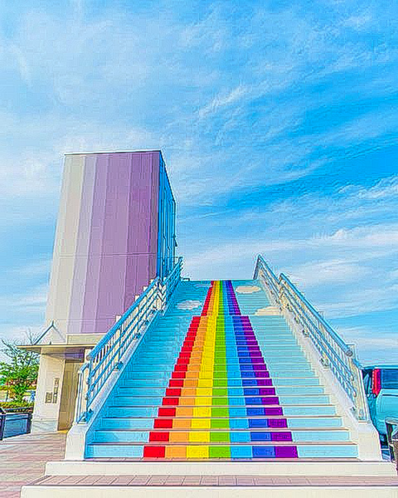 刈谷ハイウェイオアシス、レインボー階段、虹色階段、6月夏、愛知県刈谷市の観光・撮影スポットの名所