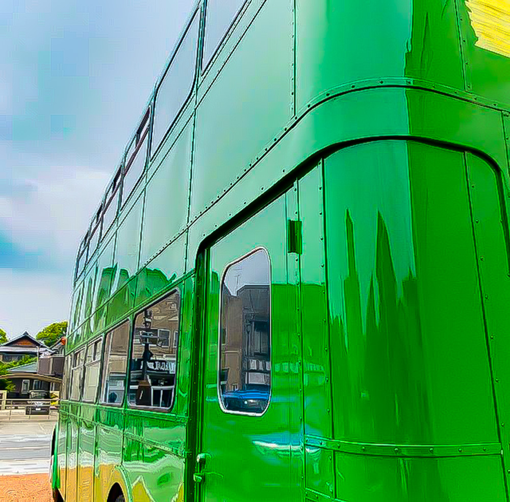 緑のロンドンバス、西尾市本町商店街、7月夏、愛知県西尾市の観光・撮影スポットの名所