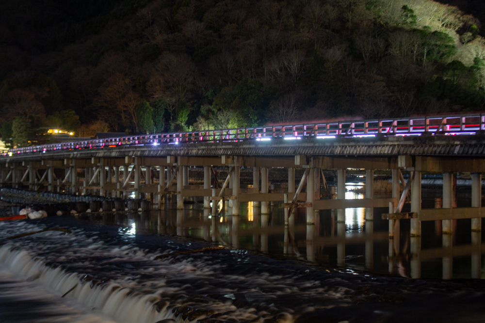 嵐山・渡月橋 、ライトアップ、1月冬、京都府京都市の観光・撮影スポットの名所