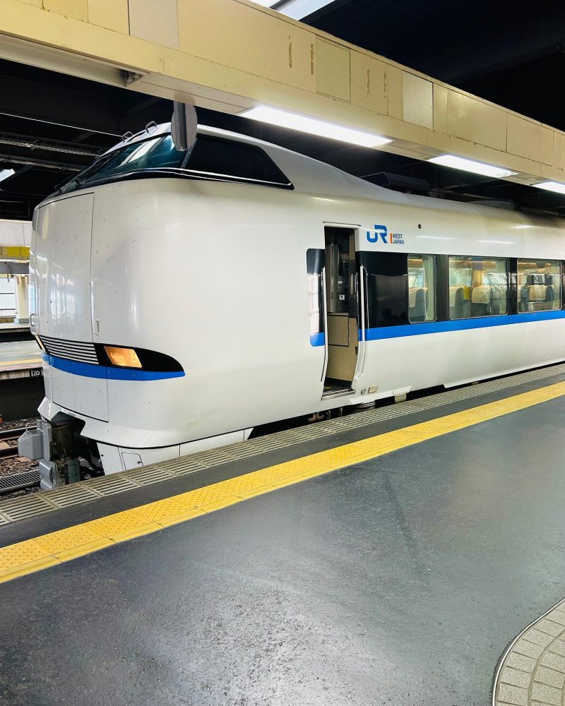 金沢駅、特急列車、秋、2022年十月秋、石川県金沢市の観光・撮影スポット