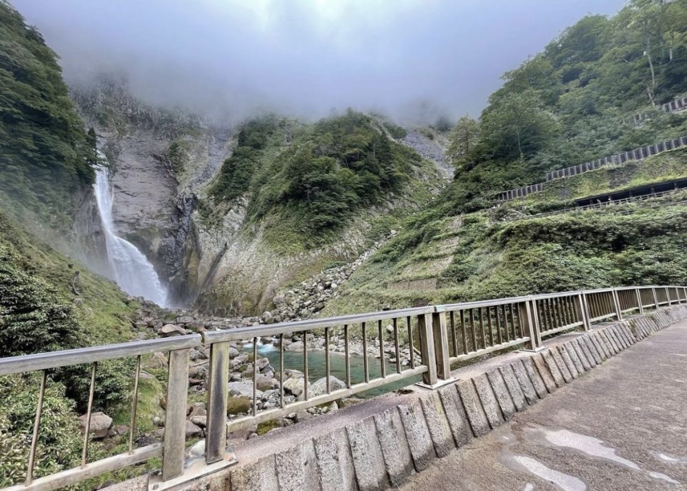 称名滝、新緑、6月夏、富山県中新川郡の観光・撮影スポット