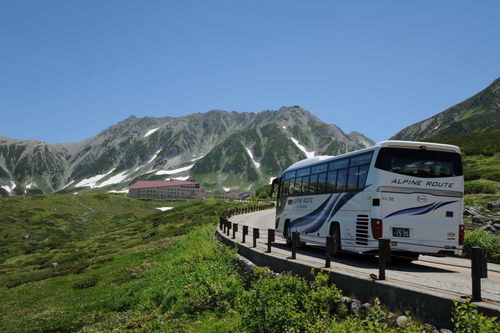 立山高原バス、新緑、6月夏、富山県中新川郡の観光・撮影スポット