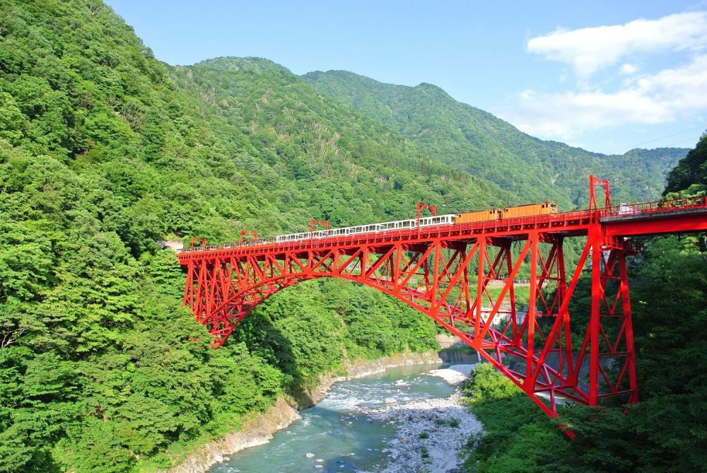 黒部峡谷トロッコ電車、新緑、6月夏、富山県黒部市の観光・撮影スポット