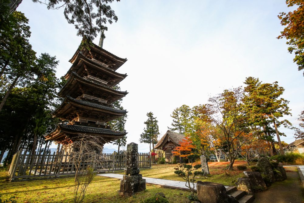 妙宣寺五重塔、紅葉、１０月、新潟県佐渡市の観光・撮影スポット